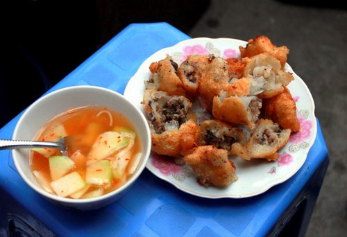 Bánh rán mặn khiến thực khách mê mẩn bởi vị giòn và ngon của bánh. Ảnh minh họa