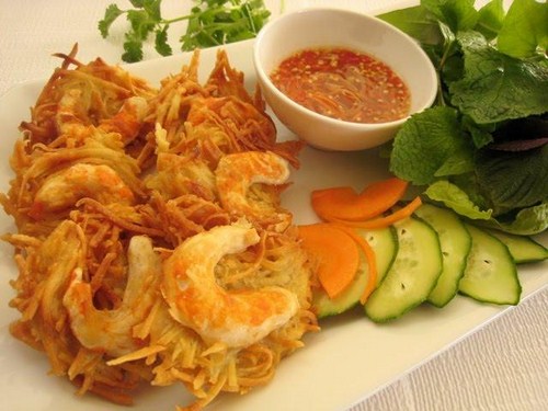 Bánh tôm thơm ngon, vàng ruộm và nóng hổi. Ảnh minh họa